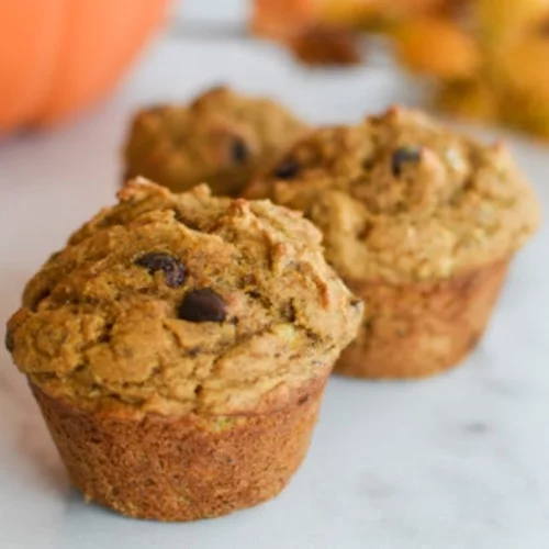 Τα φτιάξαμε! Υγιεινά μάφινς με μπανάνα, πουρέ κολοκύθας και χουρμά!  Χωρίς ζάχαρη, χωρίς βούτυρο!