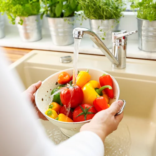 Είναι καλό να πλένεις τα φρούτα και τα λαχανικά με σαπούνι;