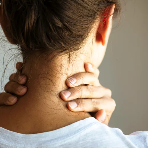 Πιάσιμο στον αυχένα: 3 ασκήσεις για να διώξεις την ένταση και να χαλαρώσεις την περιοχή