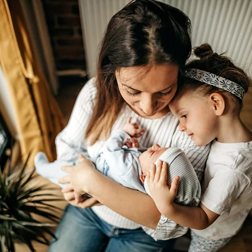 Νέο μωρό στην οικογένεια: Τι να κάνεις αν το μεγάλο παιδί ζηλεύει το νεογέννητο