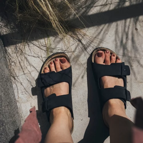 Ιδρώνουν τα πόδια σου; Οι συχνότερες αιτίες, η υπεριδρωσία και πώς θα το αποφύγεις