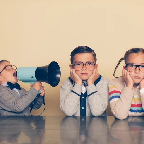 Οι συμπεριφορές των γονιών που διαμορφώνουν χαρακτήρες που θέλουν μόνο να ευχαριστούν τους άλλους