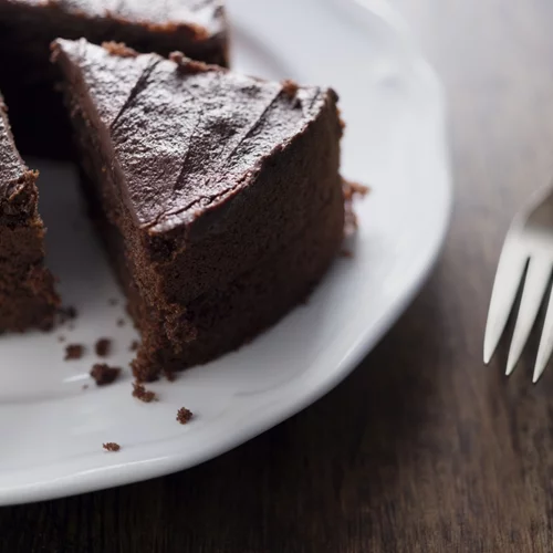 Συνταγή: Γρήγορο και αφράτο κέικ σοκολάτας μόνο με 2 υλικά - Χωρίς ζάχαρη
