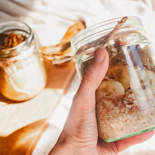 Συνταγές για βρώμη: Πώς θα κάνεις overnight oats με τις 3 πιο γνωστές εκδοχές για βρώμη από το βράδυ