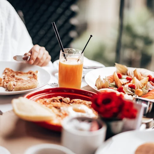 Παίζει ρόλο στην απώλεια βάρους η ώρα που καταναλώνουμε το μεγάλο μας γεύμα;