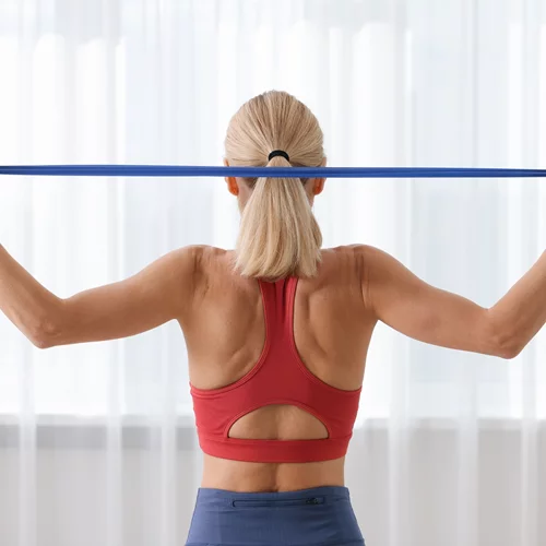 Οι καλύτερες ασκήσεις για να χαλαρώσεις την πλάτη - μόνο με ένα λάστιχο και στο σπίτι