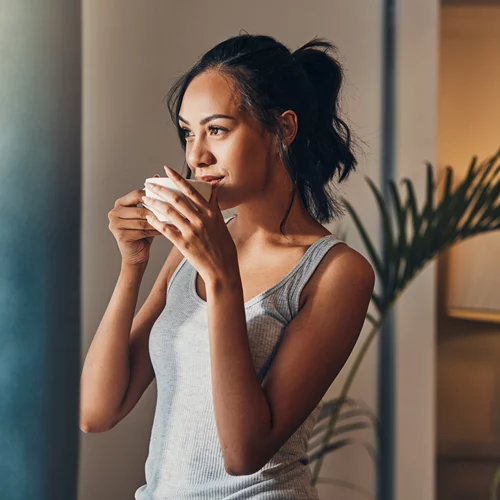 Το ρόφημα που πίνουν οι Ασιάτισσες και δεν ασπρίζουν τα μαλλιά τους