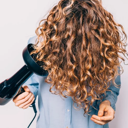 Χάρισε πλούσιο όγκο στα μαλλιά σου χρησιμοποιώντας μόνο το σεσουάρ