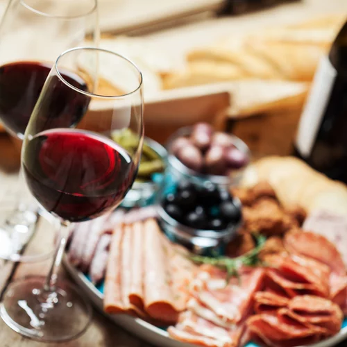 Με τι συνοδεύεται το κρασί; 3 ντιπ και με τι να τα συνδυάσεις