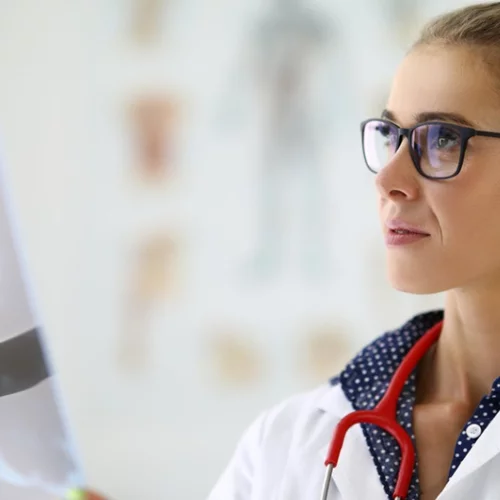 Τι είναι η αξονική τομογραφία, πότε συστήνεται και πότε αποφεύγεται