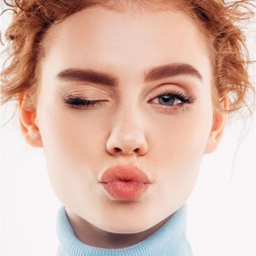 Αυτό είναι το καλύτερο lip oil για juicy αποτέλεσμα στα χείλη