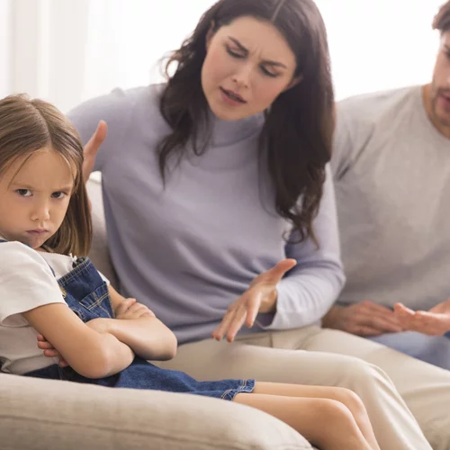 "Ηρέμησε": Αν εκνευρίζεσαι όταν το ακούς, σκέψου πώς νιώθουν τα παιδιά σου όταν τους το λες