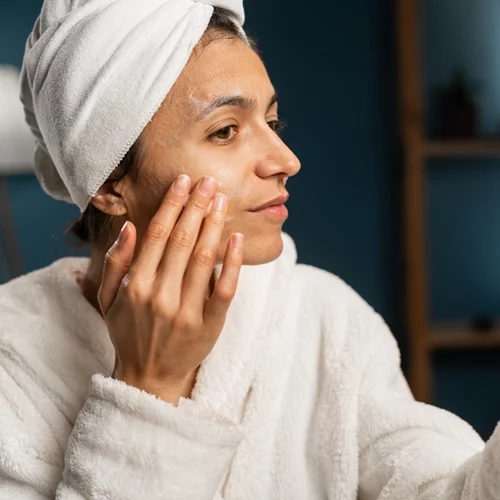 Μυστικό λάμψης: Πες "αντίο" στο skin hangover των γιορτών με τη βραδινή ρουτίνα λάμψης που προτείνει το clinéa