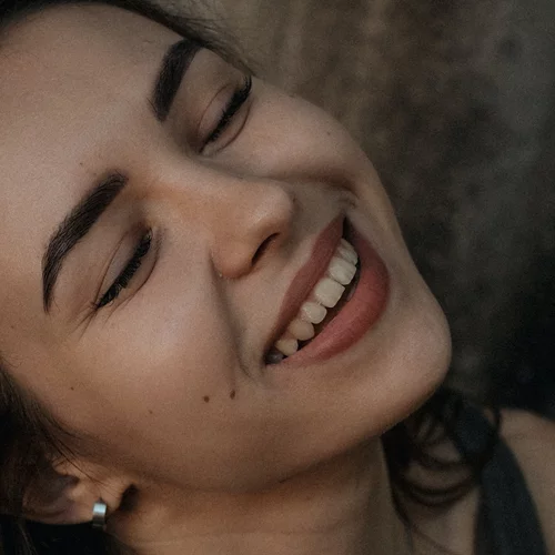 3 χρώματα κραγιόν που ταιριάζουν απόλυτα σε μελαχρινές