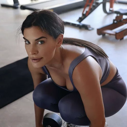 H Χριστίνα Μπόμπα μάς δίνει ιδέες: Τα αγαπημένα της outfits για προπόνηση