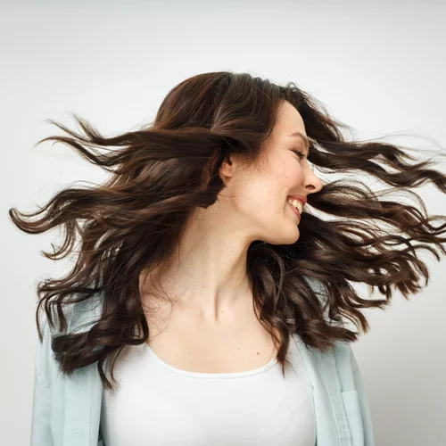 Πώς θα πετύχεις τα σέξι blow-dry hair εύκολα και χωρίς εργαλεία styling