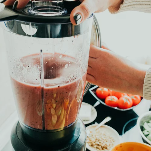 6 light συνταγές που φτιάχνονται στο μπλέντερ (σπιτική νουτέλα, γάλα αμυγδάλου ακόμα και αλεύρι)