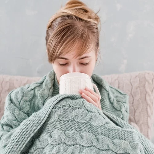 7 φυσικές λύσεις για το βήχα με βότανα και τροφές