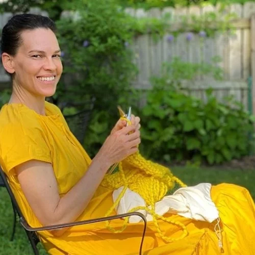 Η Χίλαρι Σουάνγκ θα γίνει μητέρα στα 48 - είναι κάτι συνηθισμένο;