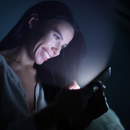 Η μπλε ακτινοβολία μπορεί να γεράσει πρόωρα την επιδερμίδα: Δες πώς θα αντιμετωπίσεις το φαινόμενο