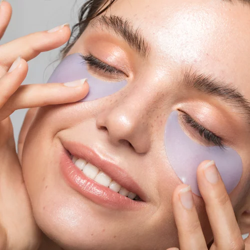 Θέλεις να ξυπνάς με μια φρέσκια, λαμπερή επιδερμίδα κάθε πρωί; Τα μόλις 3 προϊόντα που θα χρειαστείς