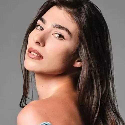 Η Χρύσα Μιχαλοπούλου με το χρώμα νυχιών που "φοριέται" ήδη πιο πολύ από το μπορντό