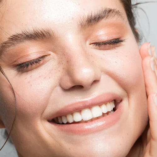 Λεύκανση δοντιών στο σπίτι με σόδα + λεμόνι: Ναι ή όχι; Τι απαντά ο οδοντίατρος Κωνσταντίνος Δέδες