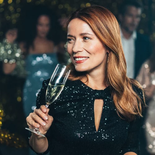 Θερμίδες στο αλκοόλ: Πόσες κρύβει κάθε ποτό που πίνεις στις γιορτές;