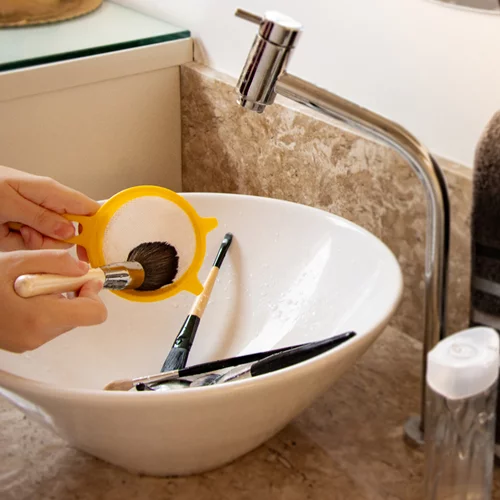 Σφουγγάρια, πινέλα μακιγιάζ, φίλτρα αέρα: Πότε πρέπει να πετάμε οικιακά αντικείμενα που χρησιμοποιούμε συχνά;