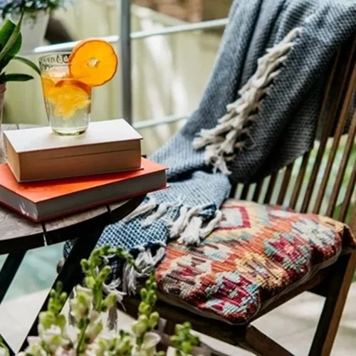 Έχεις μικρό μπαλκόνι; Τα τραπεζάκια από την IKEA που θα σε σώσουν - Χωράνε παντού