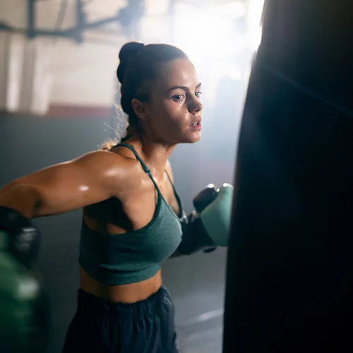Το kick boxing μεταμορφώνει σώμα και ψυχολογία - Η νέα τάση που λατρεύουν οι γυναίκες