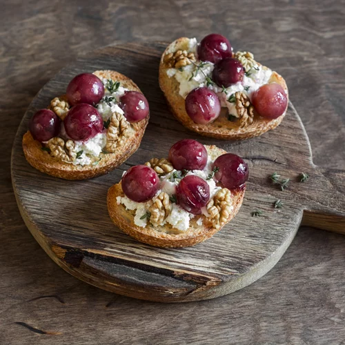 Εύκολη συνταγή για ορεκτικό: Ψημένη φέτα με σταφύλια