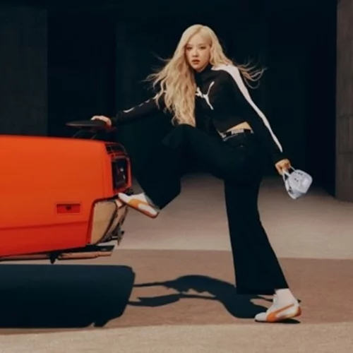 PUMA Speedcat: Η Rosé φορά τα νέα παπούτσια της PUMA και μας οδηγεί με ταχύτητα στο μέλλον