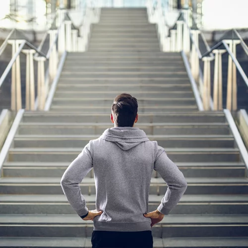 Γυμνάζεσαι αλλά κόβεται η αναπνοή σου όταν ανεβαίνεις σκάλες; Μάθε το γιατί