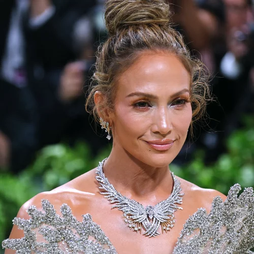 H Jennifer Lopez υιοθέτησε από τώρα το πιο hot μανικιούρ του φθινοπώρου