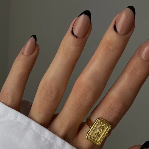 3 μαύρα μανικιούρ που θα αναβαθμίσουν το γαλλικό σου