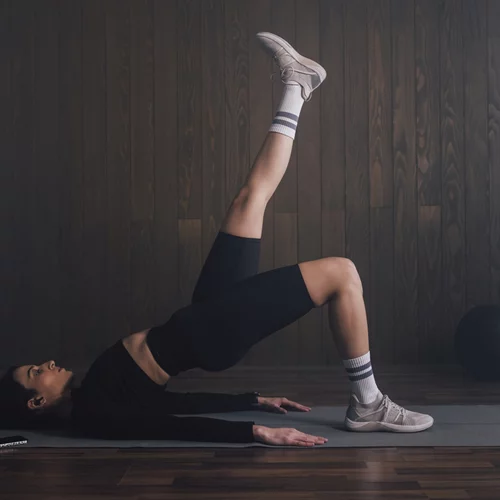 Δουλεύεις καθιστή; Ξεφορτώσου τους πόνους στη μέση με 5 απλές ασκήσεις κορμού