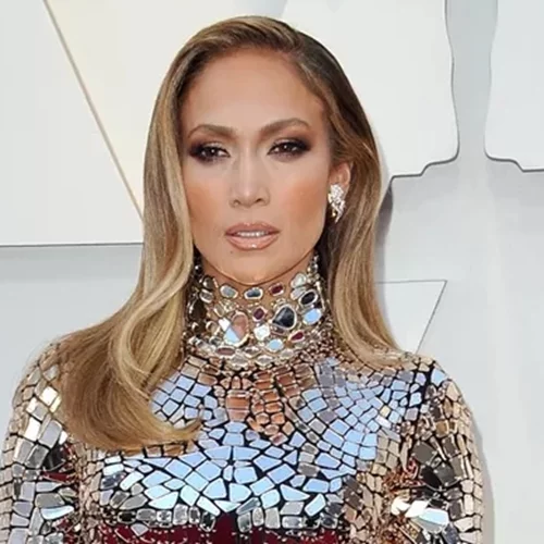 3 hairstyling tips από τον κομμωτή της JLo που "αφαιρούν" χρόνια από το πρόσωπο