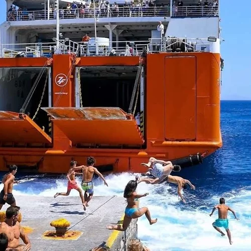 Γιατί είναι επικίνδυνο να βουτάς στα απόνερα πλοίου όπως κάνουν στη Σίκινο