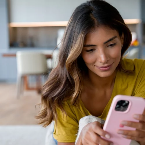 Μήπως σκρολάρεις συνέχεια τις ειδήσεις στο κινητό σου; Μάθε γιατί είναι κακή συνήθεια