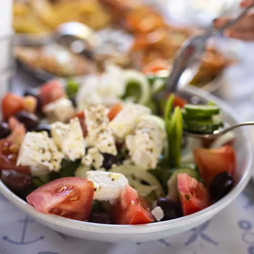 Ντάκος ή χωριάτικη; Ποια σαλάτα είναι πιο υγιεινή;