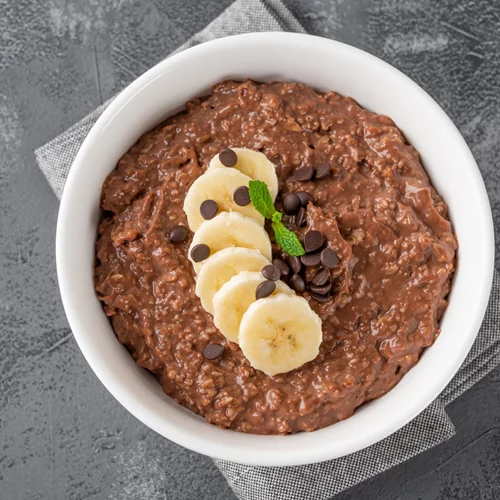 Φθινοπωρινή συνταγή για πρωινό: Ψητή βρώμη με σοκολάτα, μπανάνα και μέλι
