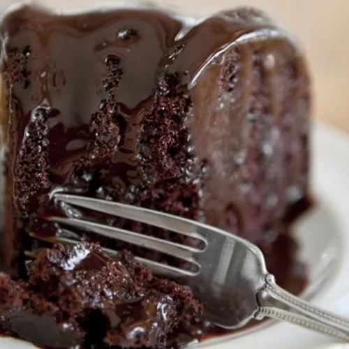 Εύκολη σοκολατόπιτα με 4 υλικά - Ζουμερή και υγρή σαν σουφλέ σοκολάτας