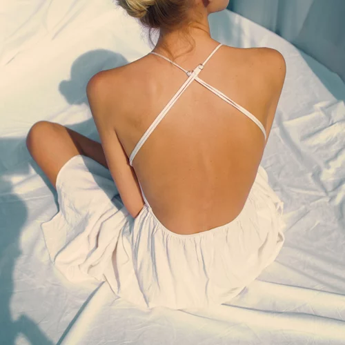 Τα πιο κομψά looks που μπορείς να δημιουργήσεις με ένα λευκό φόρεμα φέτος το καλοκαίρι