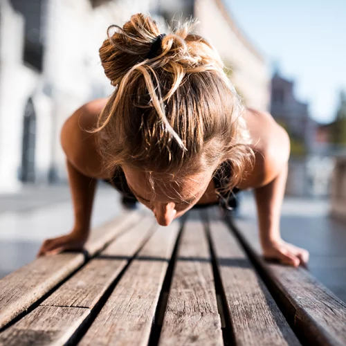 Μία 30λεπτη προπόνηση με αλτήρες για να κάψεις πολύ λίπος