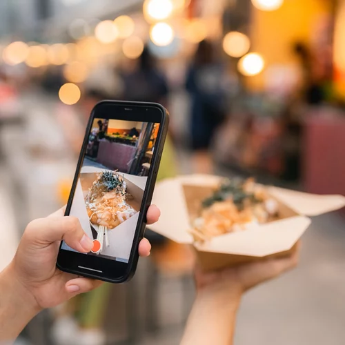 Τρως για τα... likes; Το φαινόμενο performative eating και οι κίνδυνοι του