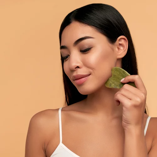 Μπορεί μια gua sha πέτρα να προκαλέσει ρυτίδες στο πρόσωπο;