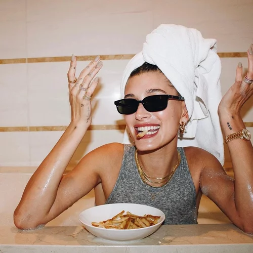 Pizza – toast: Η homemade εκδοχή πίτσας από την Hailey Bieber