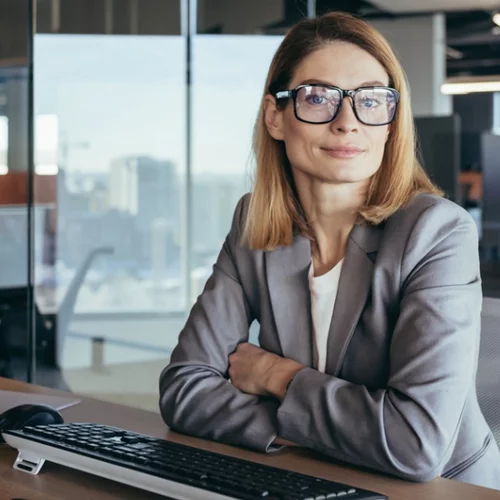 Τips & tricks: Πώς θα τα διαχειριστείς τα συμπτώματα της εμμηνόπαυσης στη δουλειά