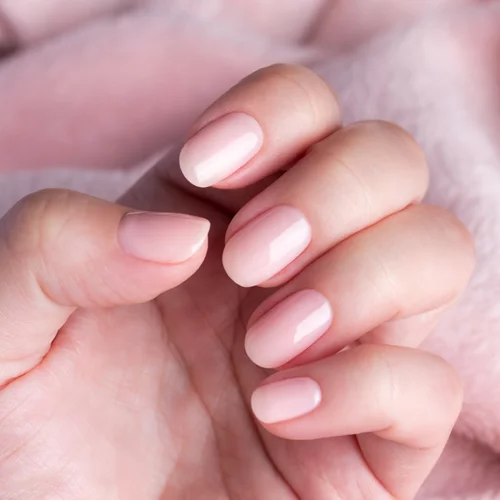 Strawberry milk nails: Το κομψό μανικιούρ που θα κάνουμε όλες μας το καλοκαίρι